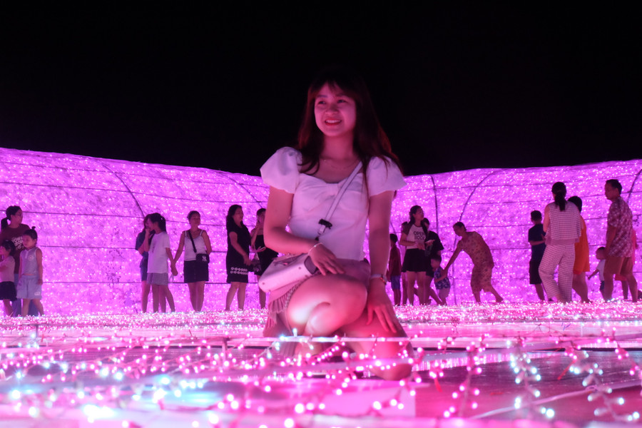 500.000 đèn LED lung linh bên bờ tây cầu Rồng. Ảnh: Hoàng Vinh.