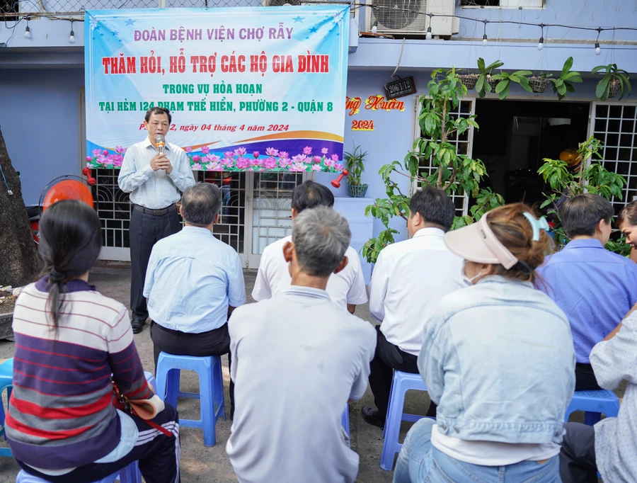 TS.BS Nguyễn Tri Thức, Giám đốc Bệnh viện Chợ Rẫy thăm hỏi động viên các gia đình bị ảnh hưởng bởi vụ cháy. (Ảnh: BVCC).