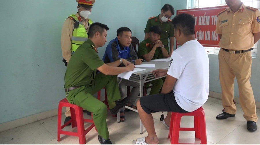 Công an làm việc với tài xế Tuấn.