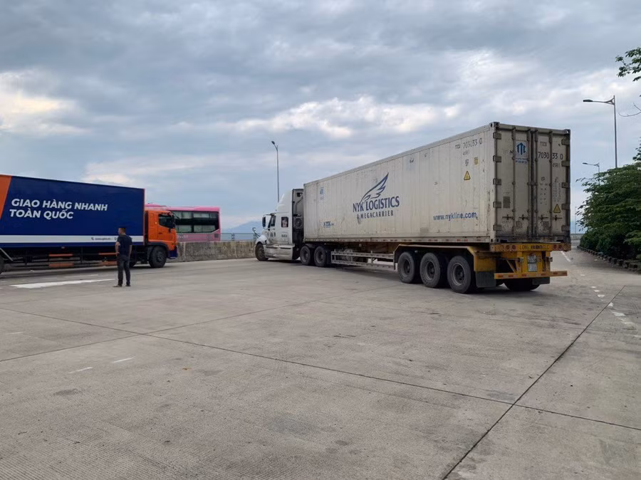 Tài xế Nguyễn Hoàng Ngọc Tuấn cho xe container chặn ngang tại khu vực Trạm thu phí Túy Loan gây cản trở, ùn tắc giao thông. Ảnh: Công an. 