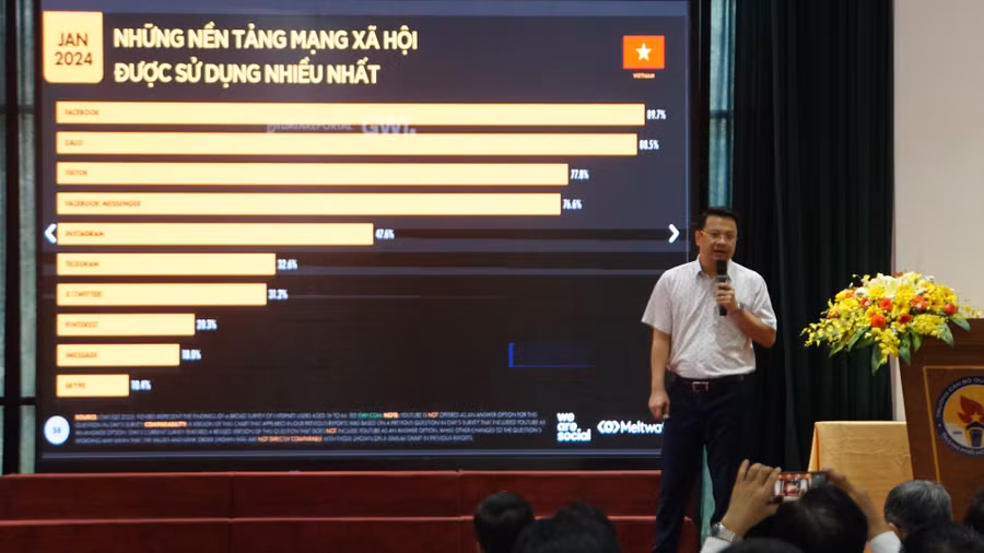 Ông Phạm Văn Trung trình bày những nền tảng mạng xã hội được sử dụng nhiều nhất. (Ảnh: Cẩm Anh)