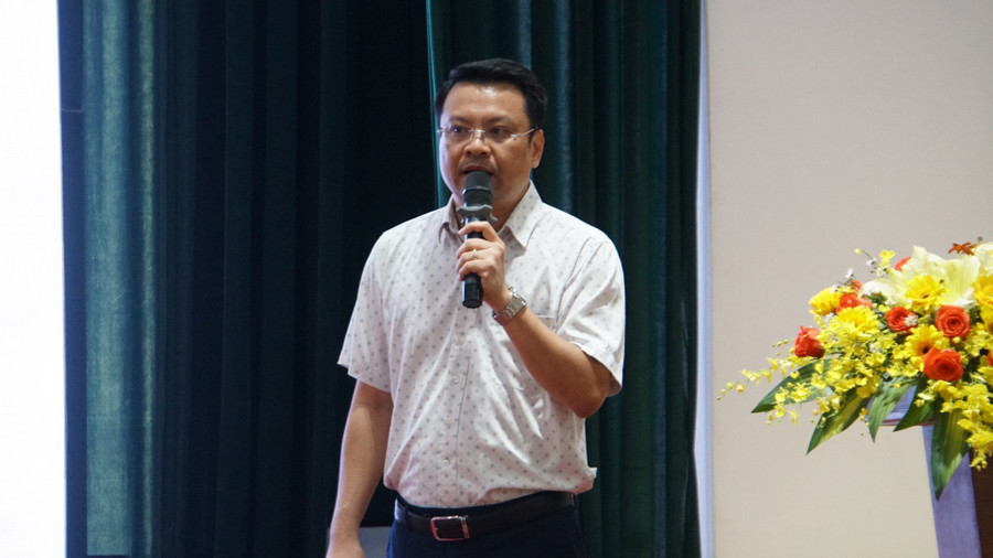 Ông Phạm Văn Trung, Giám đốc Trung tâm Truyền thông Sự kiện - Văn phòng Bộ GD&ĐT trình bày tại hội nghị. (Ảnh: Cẩm Anh) Ông Phạm Văn Trung, Giám đốc Trung tâm Truyền thông Sự kiện - Văn phòng Bộ GD&ĐT trình bày tại hội nghị. (Ảnh: Cẩm Anh)