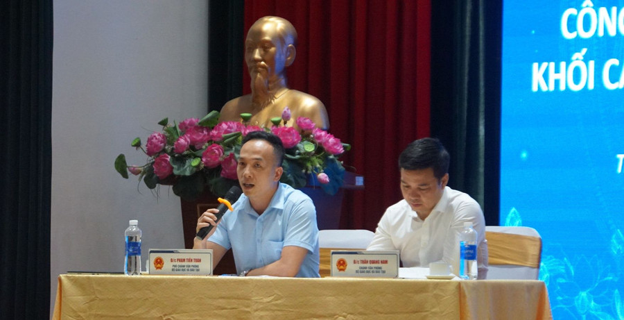 Ông Trần Quang Nam, Chánh Văn phòng Bộ GD&ĐT (phải) và ông Phạm Tiến Toàn, Phó Chánh Văn phòng Bộ GD&ĐT tại hội nghị. (Ảnh: Cẩm Anh) Ông Trần Quang Nam, Chánh Văn phòng Bộ GD&ĐT (phải) và ông Phạm Tiến Toàn, Phó Chánh Văn phòng Bộ GD&ĐT tại hội nghị. (Ảnh: Cẩm Anh)