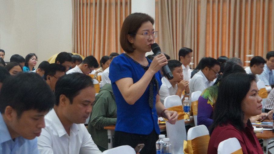 Đại diện Sở GD&ĐT Điện Biên trình bày tham luận tại hội nghị. (Ảnh: Cẩm Anh) Đại diện Sở GD&ĐT Điện Biên trình bày tham luận tại hội nghị. (Ảnh: Cẩm Anh)