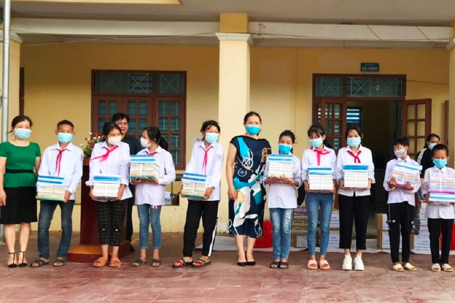 Các em học sinh có hoàn cảnh đặc biệt khó khăn của tỉnh Cao Bằng vừa được trao tặng sách giáo khoa trước thềm năm học mới Các em học sinh có hoàn cảnh đặc biệt khó khăn của tỉnh Cao Bằng vừa được trao tặng sách giáo khoa trước thềm năm học mới
