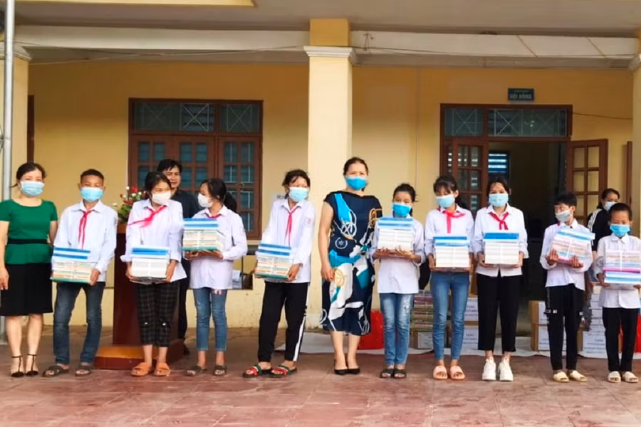 Các em học sinh có hoàn cảnh đặc biệt khó khăn của tỉnh Cao Bằng vừa được trao tặng sách giáo khoa trước thềm năm học mới
