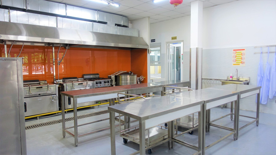 Bếp ăn mẫu tại Trường Tiểu học Ngô Gia Tự. Ảnh: Hoàng Vinh.