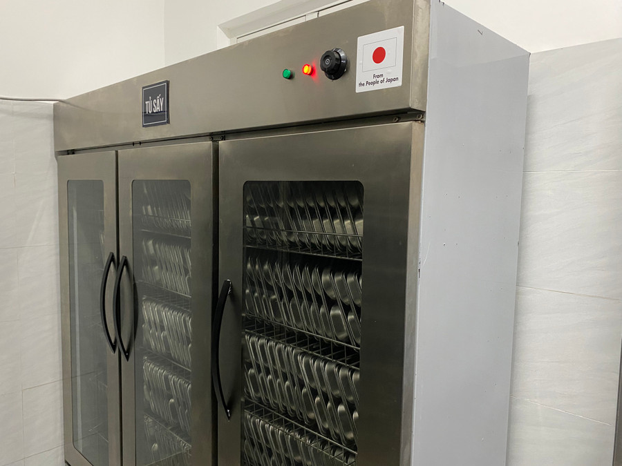 Hệ thống sấy khay đựng thức ăn sau khi đã được rửa sạch. Ảnh: Hoàng Vinh.