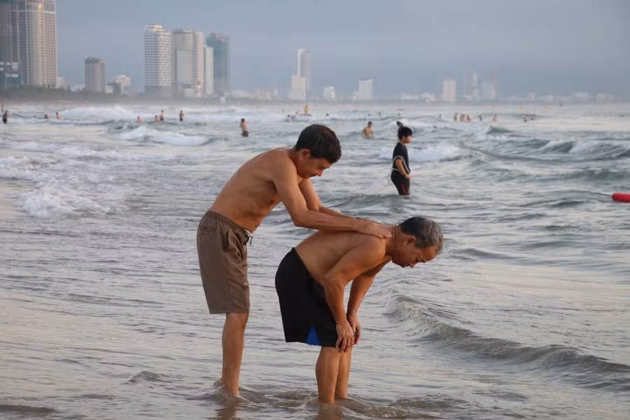 Người dân khá háo hức khi được tắm biển trở lại.