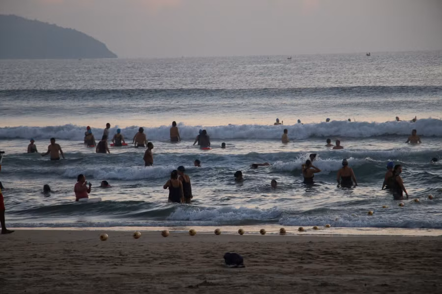 Theo quyết định mới của UBND TP Đà Nẵng, từ 0 giờ sáng 30/9, TP Đà Nẵng chuyển sang trạng thái bình thường mới sau thời gian dài giãn cách toàn xã hội, trong đó có hoạt động tắm biển khiến người dân nơi đây mừng vui.