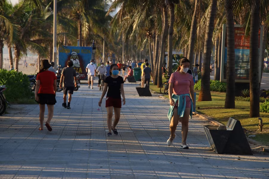 Theo quy định, thành phố cho phép người dân xuống biển từ 4 giờ 30 phút đến 6 giờ 30 phút hằng ngày. Bên cạnh đó, không tụ tập đông người tắm nước ngọt, cấm các hành vi ăn uống, bán hàng rong trên bờ, tuân thủ 5K…