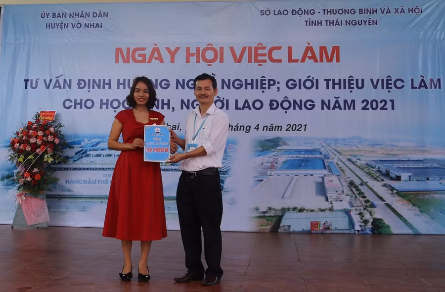 Bà Ngô Thị Lợi, Giám đốc Công ty Cổ phần Hợp tác quốc tế Hashi Việt Nam trao tặng trường THPT Võ Nhai 05 suất học bổng du học nước ngoài cho các em học sinh