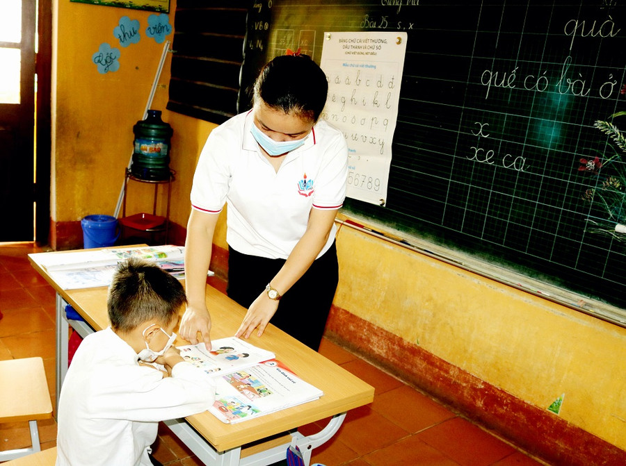 Cô giáo trường Tiểu học Khe Mo (Đồng Hỷ) hỗ trợ thêm ngoài giờ học cho một học sinh khuyết tật 