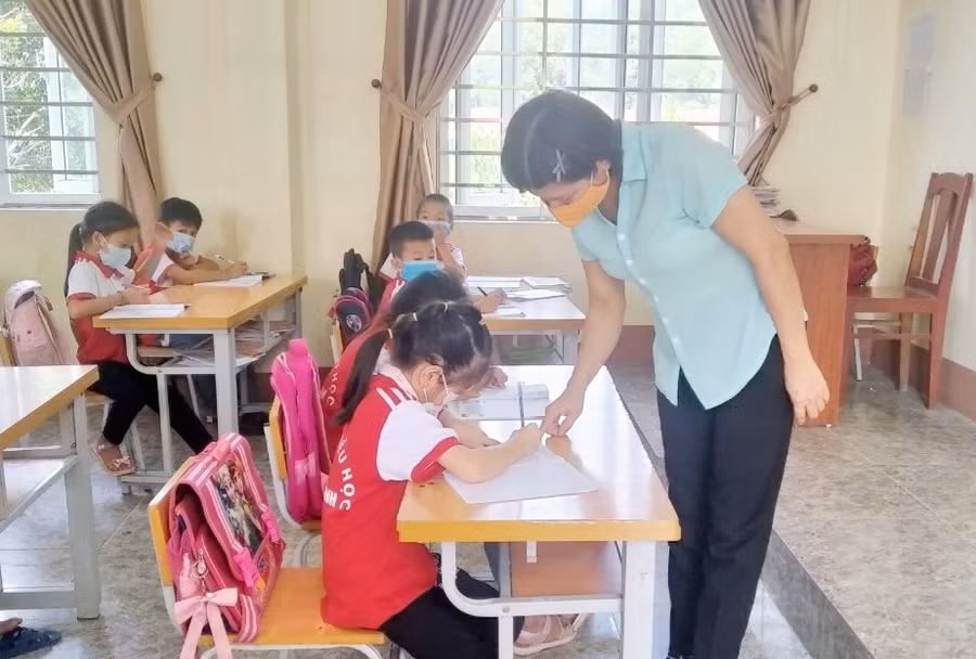 Cô giáo trường Tiểu học Tân Thành (Phú Bình) đang trao đổi riêng để hỗ trợ thêm cho một học sinh chậm phát triển trí tuệ