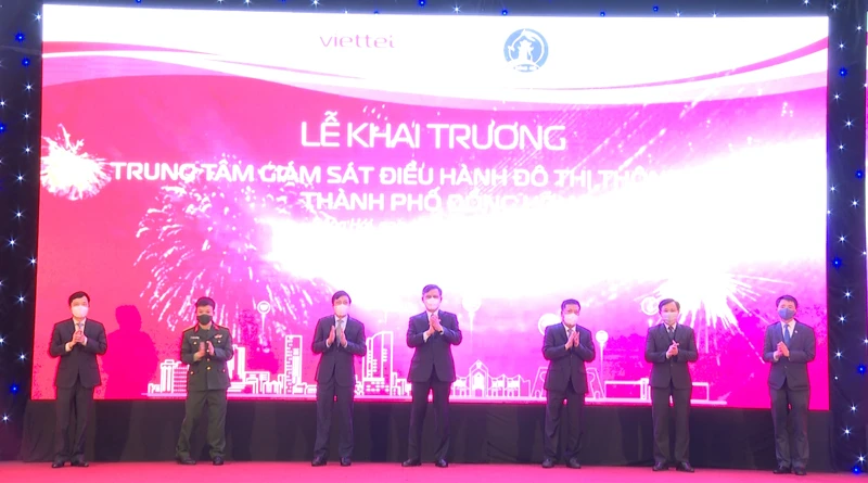 Các đại biểu tham dự buổi lễ nhấn nút khai trương Trung tâm giám sát, điều hành đô thị thông minh thành phố Đồng Hới.