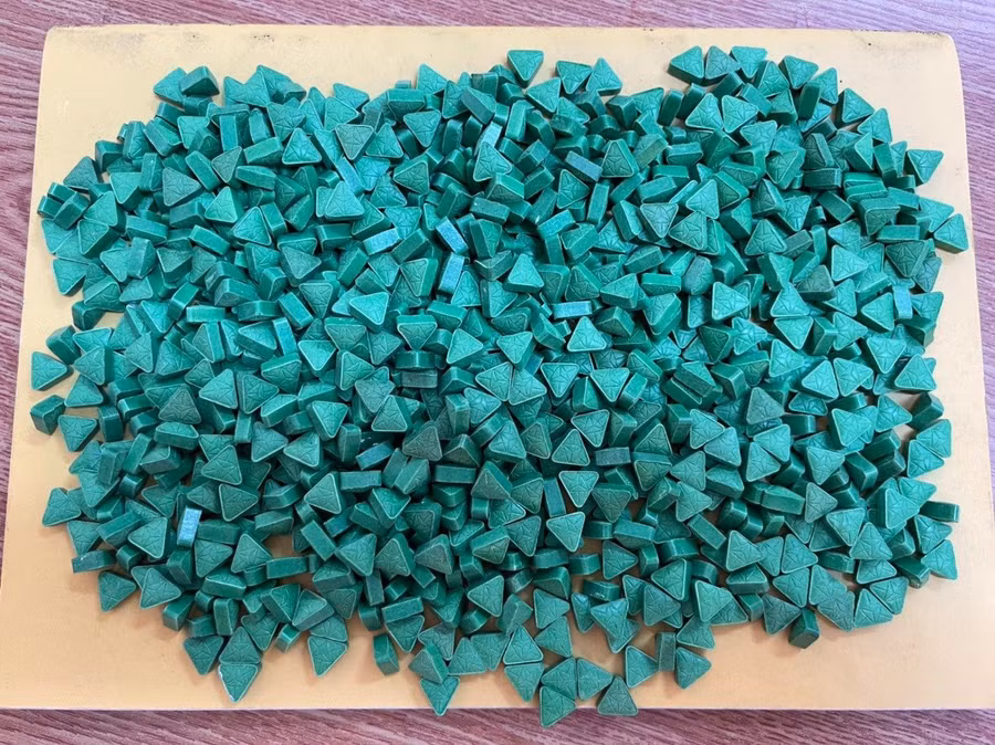 kiện hàng chứa 1000 viên thuốc lắc được chuyển từ TP. Hồ Chí Minh về địa chỉ của Dũng và Hằng. Ảnh: Công an.