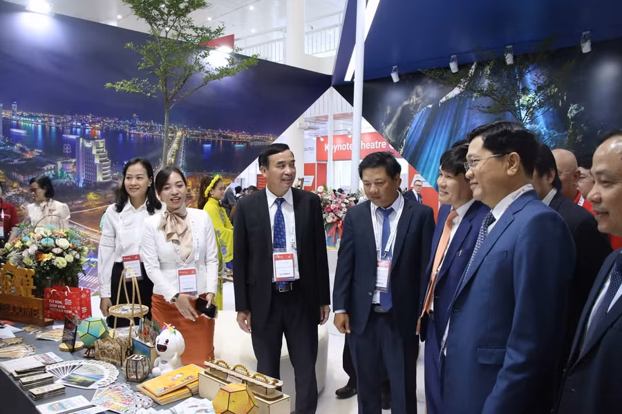 Các đại biểu tham quan các gian hàng tại Triển lãm về du lịch, hàng không châu Á.