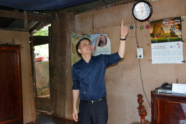 Thứ trưởng thăm ngôi nhà cũ của cô giáo Hoa đã xây dựng các đây 25 năm. Thứ trưởng thăm ngôi nhà cũ của cô giáo Hoa đã xây dựng các đây 25 năm.