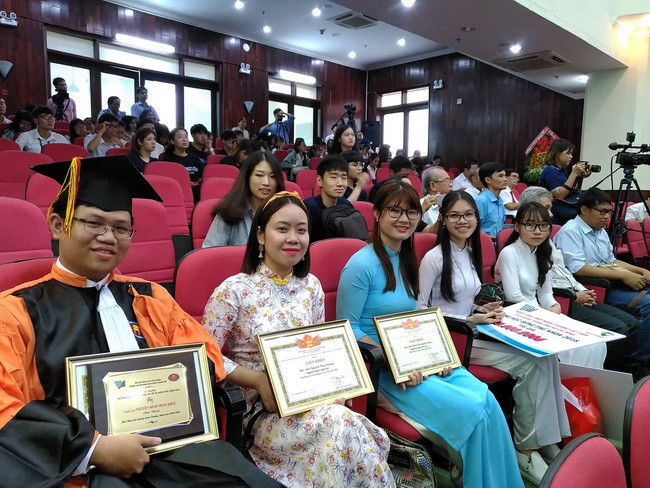 Niềm vui của các tân thủ khoa SV, SV và các nghiên cứu sinh nhận được bằng khen của Nhà trường và học bổng từ các nhà tài trợ tại lễ khai giảng năm học mới. Niềm vui của các tân thủ khoa SV, SV và các nghiên cứu sinh nhận được bằng khen của Nhà trường và học bổng từ các nhà tài trợ tại lễ khai giảng năm học mới.