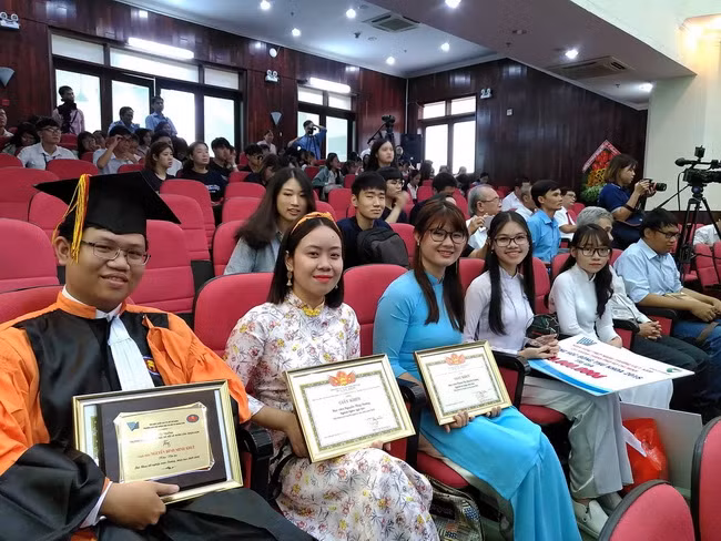 Niềm vui của các tân thủ khoa SV, SV và các nghiên cứu sinh nhận được bằng khen của Nhà trường và học bổng từ các nhà tài trợ tại lễ khai giảng năm học mới.