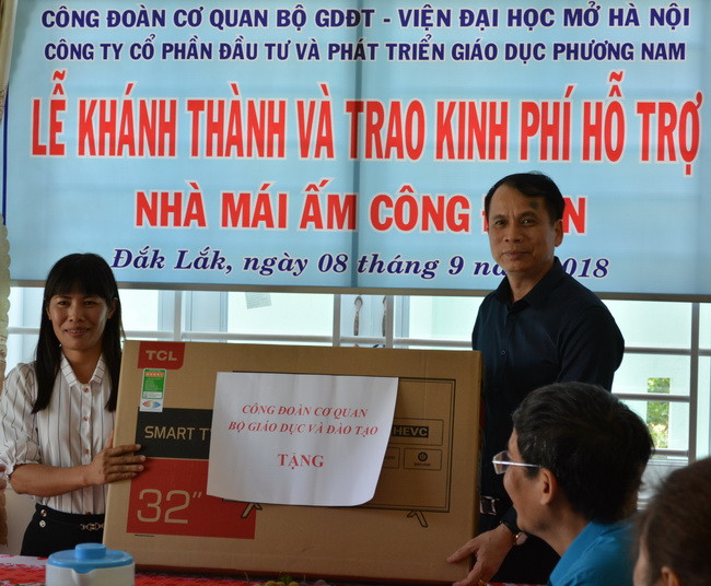 Thứ trưởng Phạm Mạnh Hùng tặng chiếc ti vi cho cô Hoàng Thị Loan giáo viên trường THPT Phan Đình Phùng- Đắk Lắk Thứ trưởng Phạm Mạnh Hùng tặng chiếc ti vi cho cô Hoàng Thị Loan giáo viên trường THPT Phan Đình Phùng- Đắk Lắk