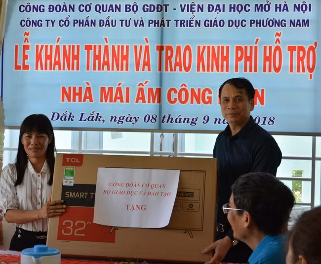 Thứ trưởng Phạm Mạnh Hùng tặng chiếc ti vi cho cô Hoàng Thị Loan giáo viên trường THPT Phan Đình Phùng- Đắk Lắk