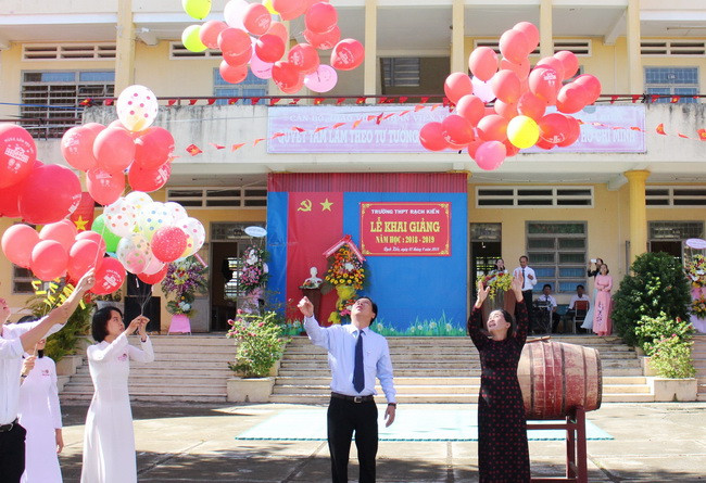 Trường THPT Cần Đước -đạt chuẩn quốc gia (giai đoạn 2016-2010) chào năm học mới 2018-2019 Trường THPT Cần Đước -đạt chuẩn quốc gia (giai đoạn 2016-2010) chào năm học mới 2018-2019