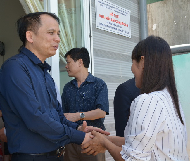 Thứ trưởng Phạm Mạnh Hùng chúc mừng và động viên cô giáo Loan cố gắng tiếp tục đóng góp cho sự nghiệp giáo dục của tỉnh nhà cũng như chăm sóc cho gia đình và nuôi dạy cho 2 con nhỏ. Thứ trưởng Phạm Mạnh Hùng chúc mừng và động viên cô giáo Loan cố gắng tiếp tục đóng góp cho sự nghiệp giáo dục của tỉnh nhà cũng như chăm sóc cho gia đình và nuôi dạy cho 2 con nhỏ.