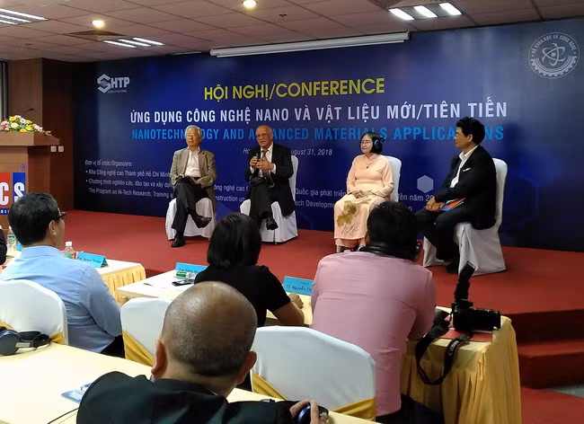 Các diễn giả cùng thảo luận về những nghiên cứu, ứng dụng công nghệ và vật liệu nano. 