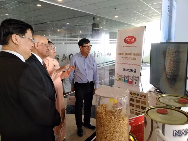 Các đại biểu tham quan gian hàng sản phẩm ứng dụng công nghệ nano từ vỏ trấu để sản xuất sơn chống cháy và chống đạn của Tập đoàn Sơn KOVA.