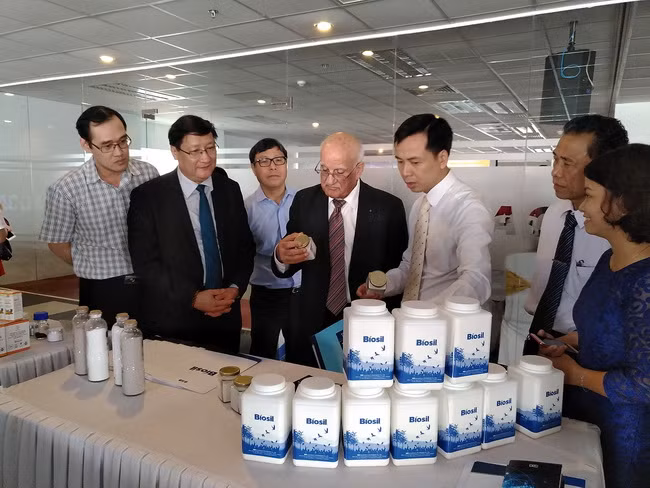 Các đại biểu tham quan gian hàng sản phẩm ứng dụng công nghệ nano do SHTP nghiên cứu và hợp tác sản xuất.