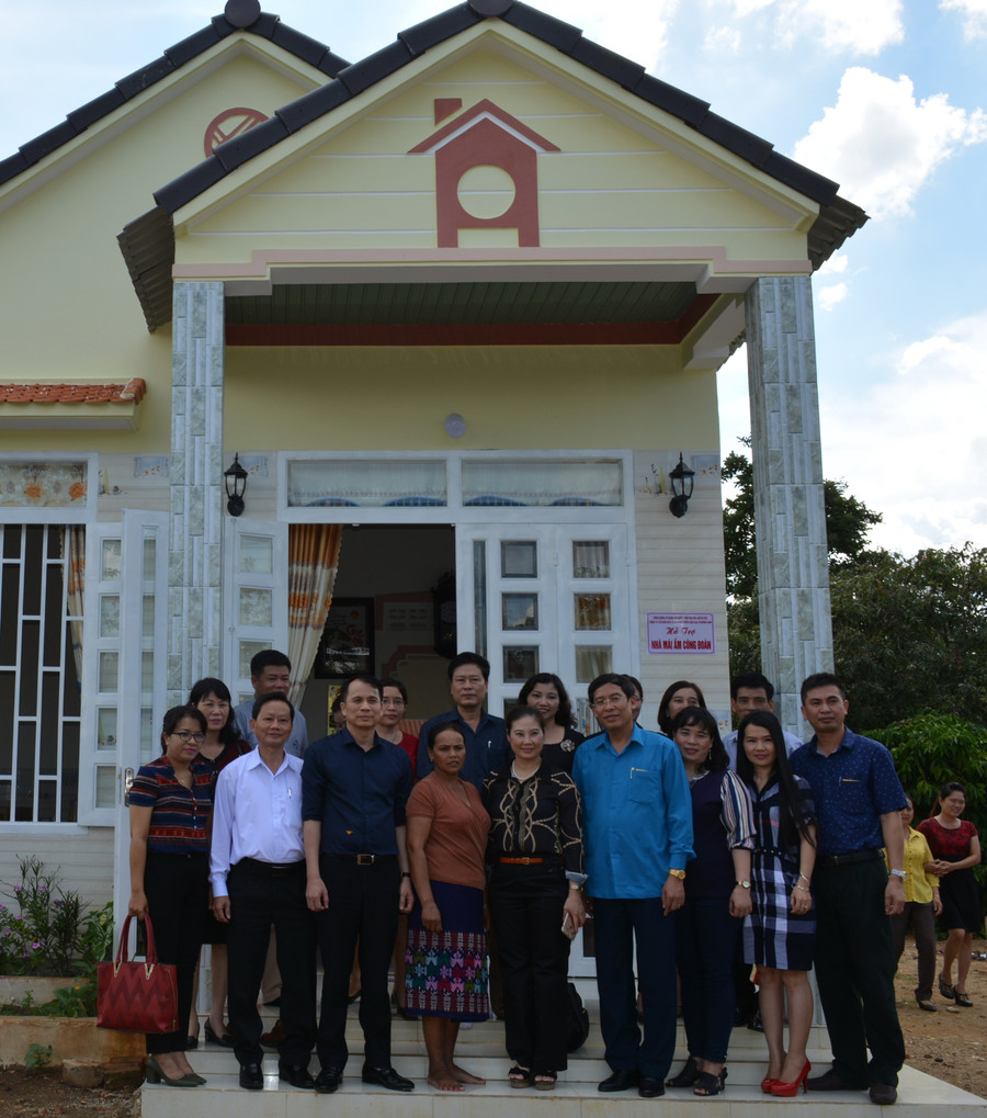 Thứ trưởng Phạm Mạnh Hùng cùng đoàn công tác của Bộ và lãnh đạo Sở GD&ĐT Đắk Lắk chụp hình lưu niệm trước căn nhà mới "Mái ấm công đoàn" của cô giáo Hoa. Thứ trưởng Phạm Mạnh Hùng cùng đoàn công tác của Bộ và lãnh đạo Sở GD&ĐT Đắk Lắk chụp hình lưu niệm trước căn nhà mới "Mái ấm công đoàn" của cô giáo Hoa.