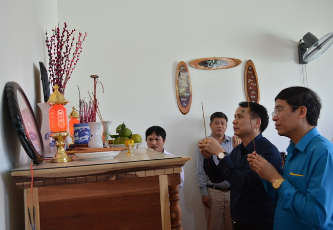 Thứ trưởng Phạm Mạnh Hùng cùng các thành viên trong đoàn thăm quan nhà mới và thắp hương cho chồng cô giáo Loan đã mất từ năm 2015 do bị bệnh hiểm nghèo. Thứ trưởng Phạm Mạnh Hùng cùng các thành viên trong đoàn thăm quan nhà mới và thắp hương cho chồng cô giáo Loan đã mất từ năm 2015 do bị bệnh hiểm nghèo.