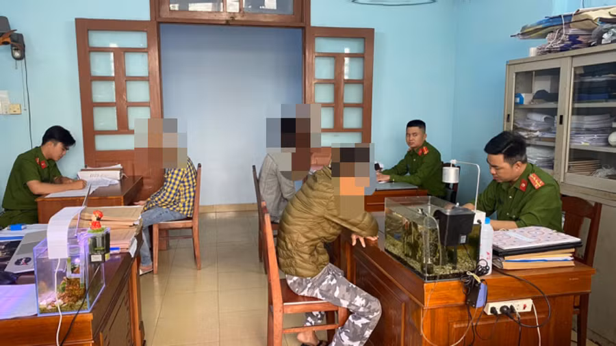 Công an làm việc với 3 thanh niên. Ảnh: Công an Đà Nẵng. 