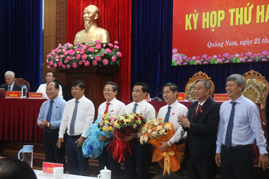 Lãnh đạo Tỉnh ủy Quảng Nam tặng hoa chúc mừng các ông Lê Văn Dũng, ông Phan Thái Bình và ông Trần Nam Hưng.