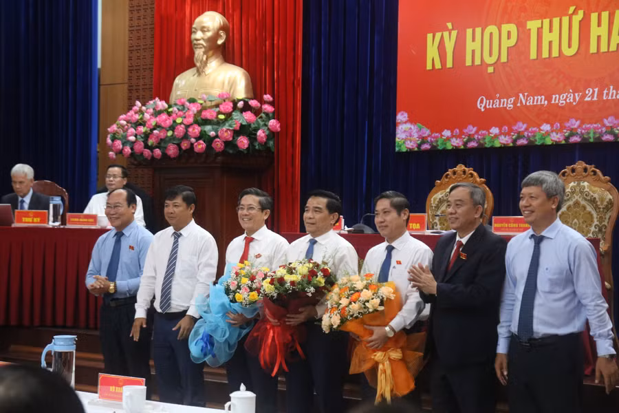 Lãnh đạo Tỉnh ủy Quảng Nam tặng hoa chúc mừng các ông Lê Văn Dũng, ông Phan Thái Bình và ông Trần Nam Hưng.