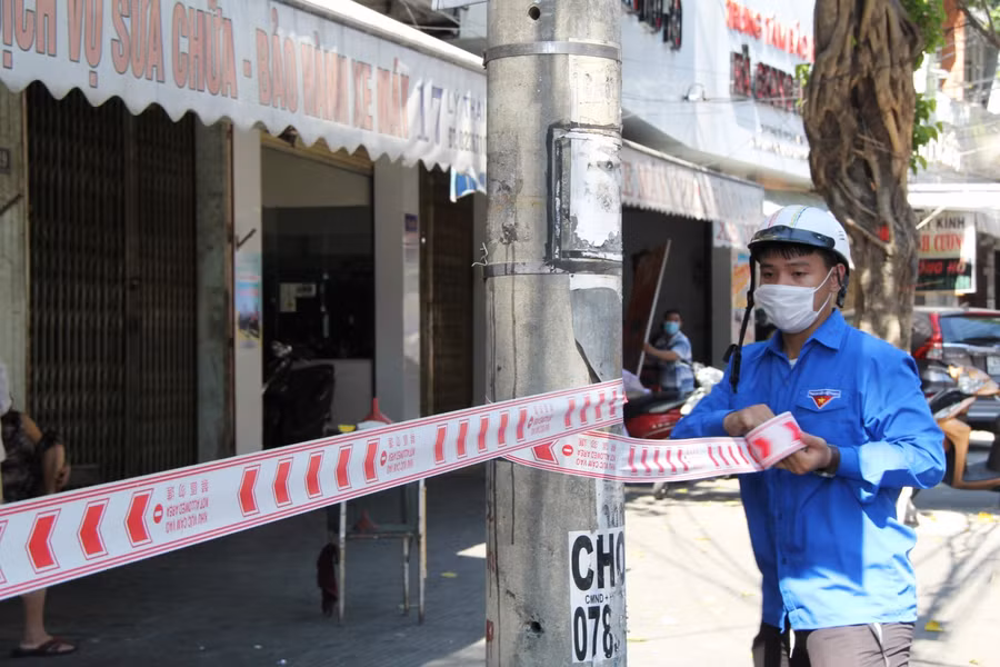 Đoàn thanh niên phụ trách căng dây các tại các khu vực áp dụng Chỉ thị 16 của Thủ tướng Chính phụ.