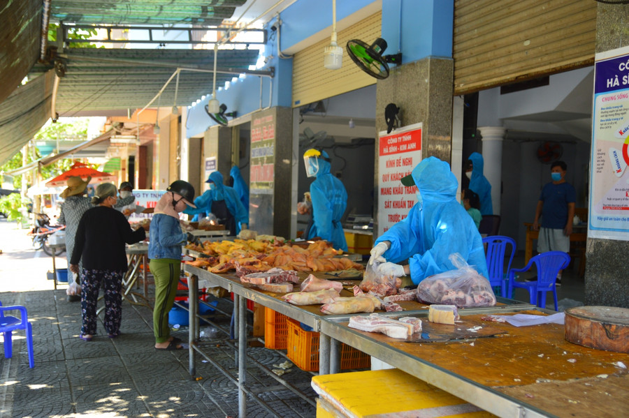 Chấp hành nghiêm quy định phòng chống dịch.