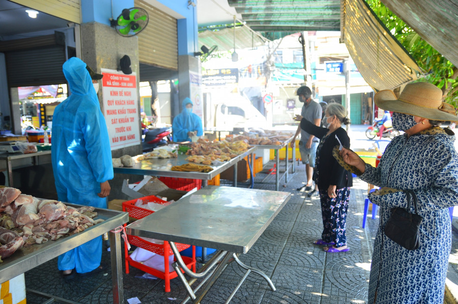 Mọi người đều giữ khoảng cách để đảm bảo an toàn phòng, chống dịch.