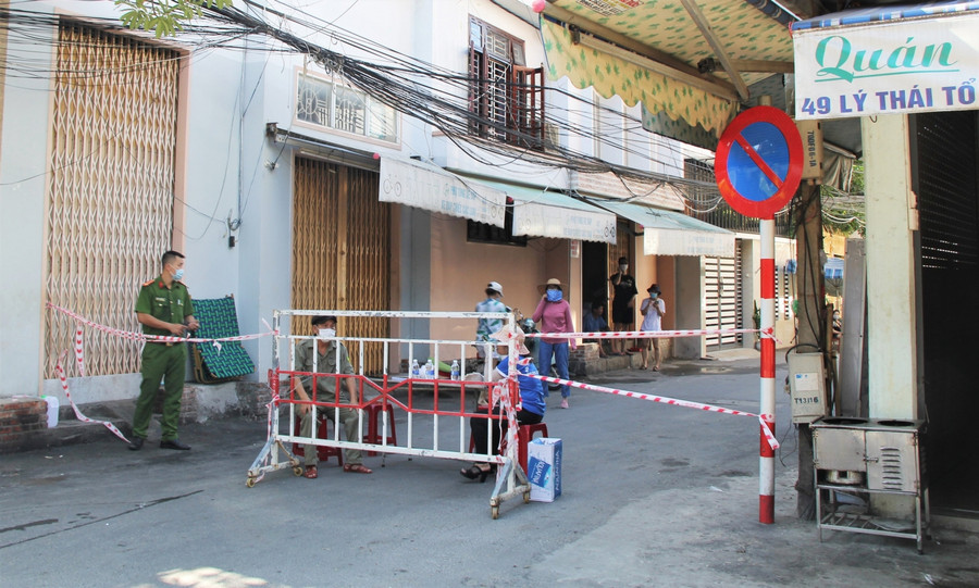 Các chốt kiểm soát nhằm hạn chế người ra vào.