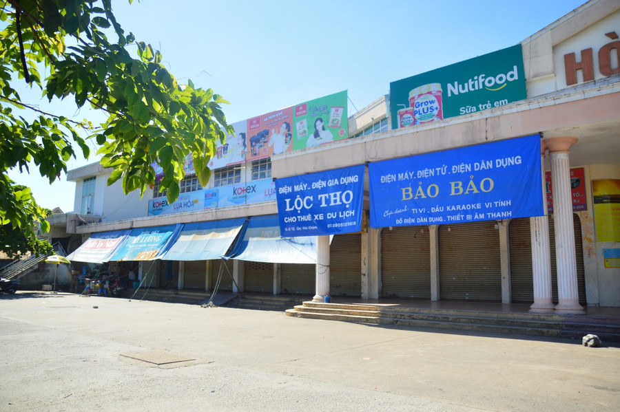 Các cơ sở kinh doanh mặc hàng không thiết yếu ở chợ Hòa Khánh đóng cửa, tạm dừng hoạt động.