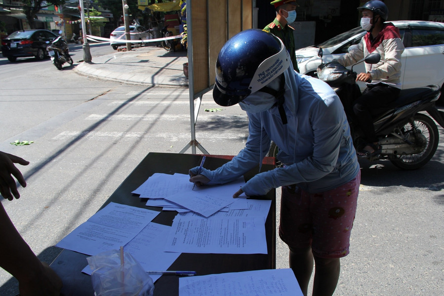 Ghi lại mọi thông tin khi qua chốt để lực lượng chức năng nắm rõ và truy vết khi cần thiết.