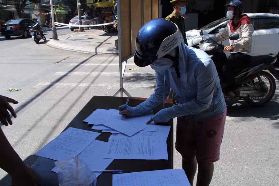 Ghi lại mọi thông tin khi qua chốt để lực lượng chức năng nắm rõ và truy vết khi cần thiết.