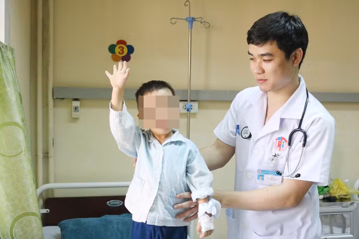 Sau khi điều trị, cháu bé đã cử động được chân tay.