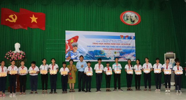 Đồng chí Lê Trung Kiên - Phó bí thư Tỉnh đoàn và đại diện Nhà tài trợ cho Quỹ học bổng Vừ A Dính trao học bổng Vừ A Dính cho học sinh dân tộc nghèo huyện Kiên Lương. Đồng chí Lê Trung Kiên - Phó bí thư Tỉnh đoàn và đại diện Nhà tài trợ cho Quỹ học bổng Vừ A Dính trao học bổng Vừ A Dính cho học sinh dân tộc nghèo huyện Kiên Lương.