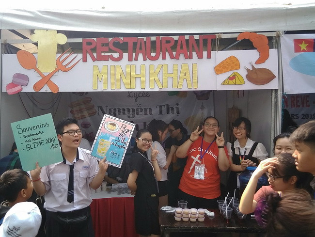 Học sinh Trường THPT Nguyễn Thị Minh Khai vào vai những "nhân viên" nhà hàng Minh Khai mời chào những thực khách với nhiều món ăn nhanh tự làm. Học sinh Trường THPT Nguyễn Thị Minh Khai vào vai những "nhân viên" nhà hàng Minh Khai mời chào những thực khách với nhiều món ăn nhanh tự làm.