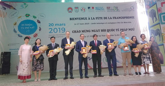 Đại diện Ban tổ chức tặng hoa các đơn vị hỗ trợ, đồng hành cùng ngày hội. Đại diện Ban tổ chức tặng hoa các đơn vị hỗ trợ, đồng hành cùng ngày hội.