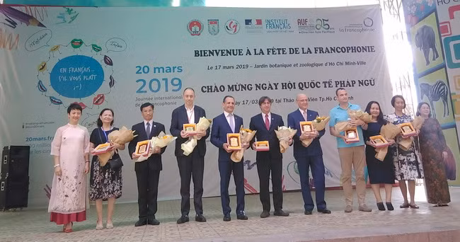 Đại diện Ban tổ chức tặng hoa các đơn vị hỗ trợ, đồng hành cùng ngày hội.