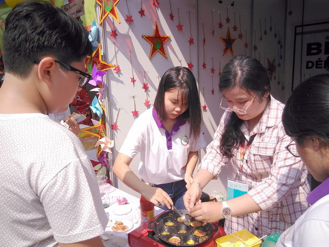Các sinh viên trường ĐH Sư phạm TPHCM đang trổ tài làm món bánh trứng nướng cho các thực khách ghé thăm gian hàng. Các sinh viên trường ĐH Sư phạm TPHCM đang trổ tài làm món bánh trứng nướng cho các thực khách ghé thăm gian hàng.
