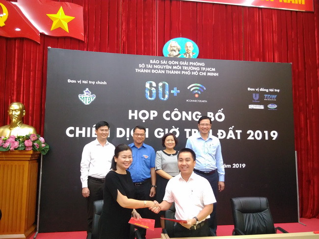 Bà Lý Việt Trung, Phó tổng biên tập báo Sài Gòn Giải Phóng ký kết hợp tác với đại diện các Doanh nghiệp để tài trợ cho các ý tưởng sản phẩm, dự án bảo vệ môi trường. Bà Lý Việt Trung, Phó tổng biên tập báo Sài Gòn Giải Phóng ký kết hợp tác với đại diện các Doanh nghiệp để tài trợ cho các ý tưởng sản phẩm, dự án bảo vệ môi trường.